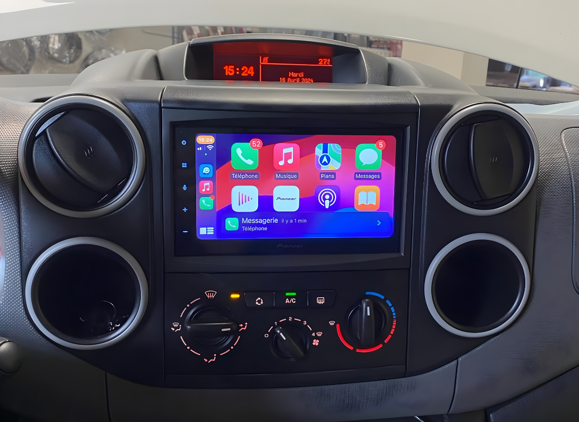 Pourquoi l’installation d’un écran tactile multimédia est devenue la priorité pour moderniser un intérieur