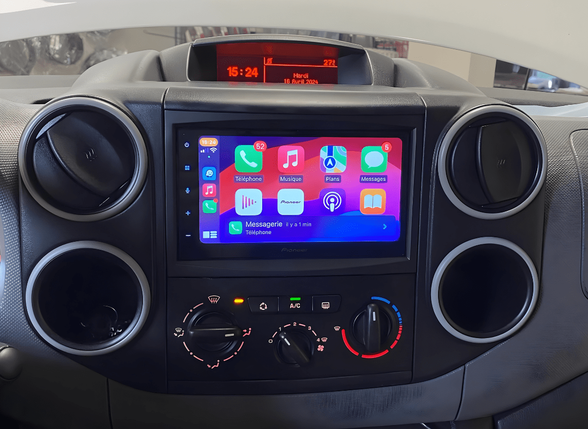 Pourquoi l’installation d’un écran tactile multimédia est devenue la priorité pour moderniser un intérieur